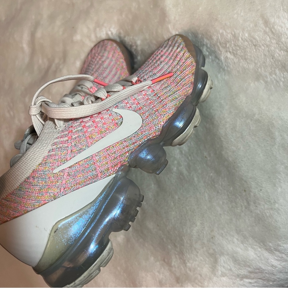 Women’s size 6.5 Nike vapormax: like new hardly worn: light pink - Picture 3 of 4